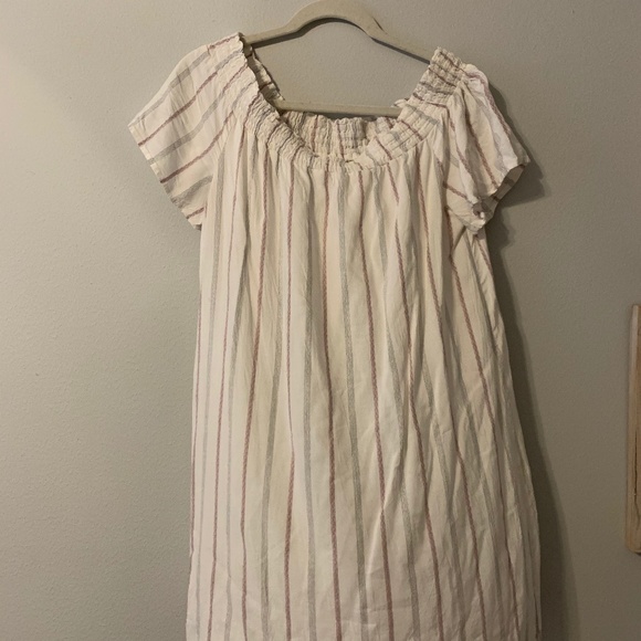 Pinstripe off the shoulder dress - Picture 3 of 4